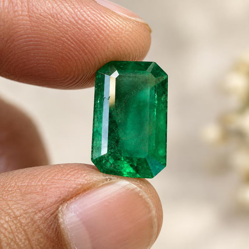 Rectangular Octagon Green Gemstone – Faceted, 12.2 × 7.05 mm (Loose Stone)